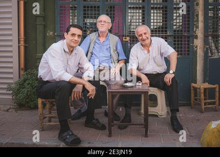 Istanbul, Turquie - septembre 17 2017 : 3 hommes turcs locaux socialisent et fument dans les rues du quartier culturel et authentique d'Istanbul Banque D'Images