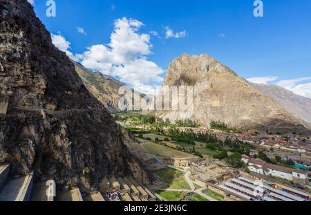 Vue sur la montagne Pinkuyluna depuis les terrasses d'Ollantaytambo, un site archéologique de l'Inca dans la vallée sacrée d'Urubamba, région de Cusco, sud du Pérou Banque D'Images