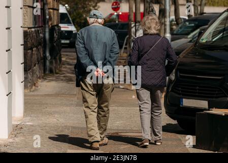 Vieux couple de derrière, un vieux couple marche au printemps, photographié de derrière Banque D'Images