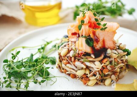 la salade de légumineuses et de grains germés avec des morceaux de poisson rouge et de sauce de poisson, les pousses de soja avec sauce de tamarin est montrée dans un bol de service. Faible calorie d Banque D'Images