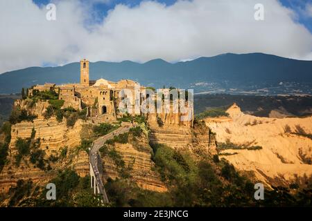 Bagnoregio, Italie - 19 septembre 2020 : vue panoramique de la célèbre Civita di Bagnoregio avec des touristes sur le pont, Lazio, Italie Banque D'Images