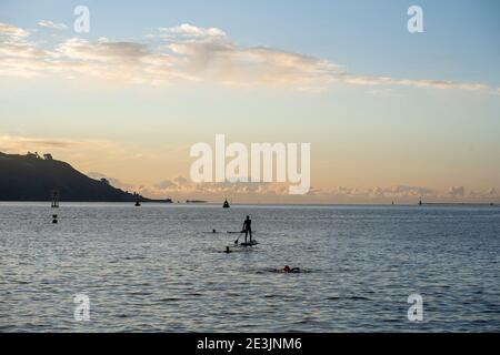 Plymouth, Royaume-Uni. Jour de l'an 2021. Baignade en plein air et paddleboard. Banque D'Images