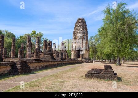Prang khmer sur les ruines de l'ancien temple bouddhiste Wat Phra Pai Luang par une journée ensoleillée. Parc historique de la ville de Sukhothai, Thaïlande Banque D'Images