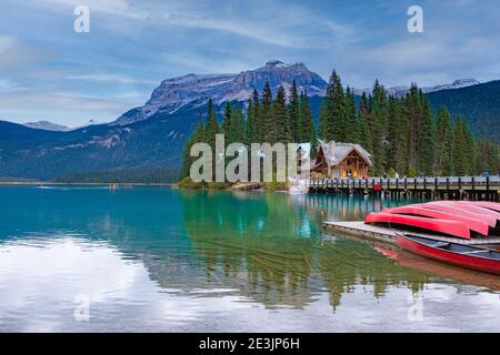 Emerald Lake, Parc national Yoho au Canada, Emerald Lake et Tea House, près de Field, Colombie-Britannique, Parc national Yoho, Canada le mont Burgess se reflète dans l'eau. Canada Banque D'Images