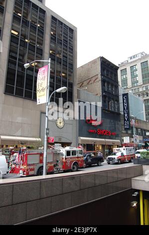 Camion d'incendie extérieur bâtiment New York USA Century 21 ambulance et voiture de police gratte-ciel ambulance moteur Century 21 pont accident accident grande horloge Banque D'Images