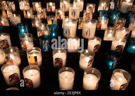 Rouen Cathédrale Normandie France 9.25.2019 un des plus grands exemples de l'église gothique du 13ème siècle. Bougies votives dans des pots en verre luminescents Banque D'Images