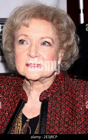 NEW YORK, NY- 27 NOV : Betty White assiste à l’inauguration du spectacle Gershwin de Michael Feinstein à la boîte de nuit de Feinstein au Loews Regency Hotel, le 27 novembre 2012, à New York. Crédit : Joseph Marzullo/MediaPunch Banque D'Images