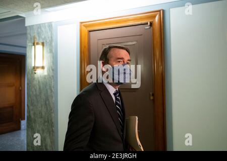 Le sénateur des États-Unis Michael F. Bennett (démocrate du Colorado) arrive pour l'audition de la candidature du président élu Joe Biden pour le poste de secrétaire au Trésor, Janet L. Yellen, dans l'édifice Dirksen du Sénat à Washington, DC, le mardi 19 janvier 2021. Crédit : Rod Lamkey/CNP | utilisation dans le monde entier Banque D'Images