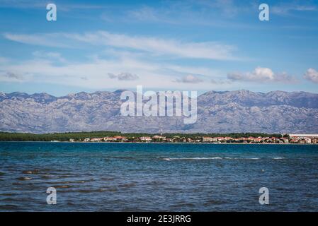 Vue sur la mer et les montagnes Velebit depuis Nin, une ville du comté de Zadar, Dalmatie, Croatie Banque D'Images