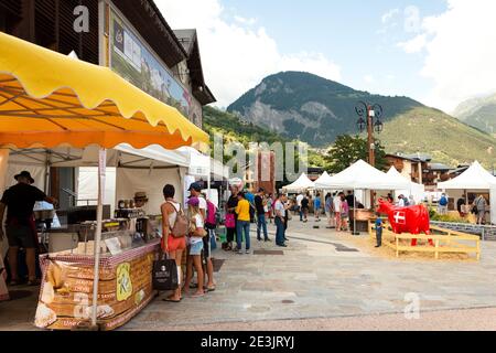 BOURG-SAINT-MAURICE, FRANCE - 19 AOÛT 2018 : touristes et habitants du coin magasinent au marché traditionnel de la Foire agricole des montagnes de Savoie. Fromage Banque D'Images