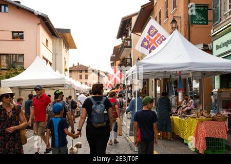 BOURG-SAINT-MAURICE, FRANCE - 19 AOÛT 2018 : touristes et habitants du coin magasinent au marché traditionnel agricole et de la foire de montagne de Savoie. Banque D'Images