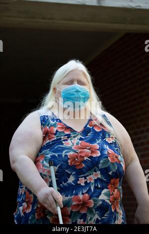 Gros plan d'une femme albino portant un masque médical et à pied Banque D'Images