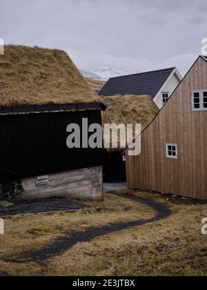 Chemin de gravier menant à des maisons de toit de chaume dans le Faroe Îles Banque D'Images