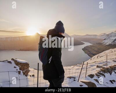 Randonnée de randonneurs féminins le long de la crête de montagne dans les îles Féroé Banque D'Images