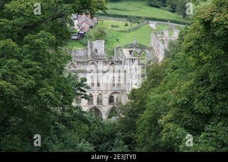 Abbaye de Reivaulx vue depuis les terrasses et les temples au nord Yorkshire Moors Angleterre Banque D'Images