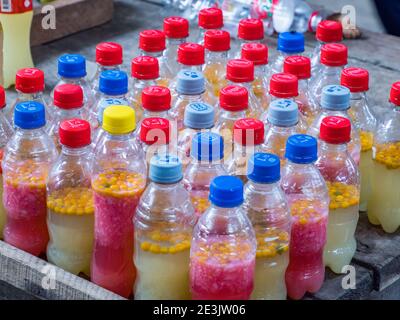 Iquitos, Pérou - 10 décembre 2019 : différents types d'épices chaudes en bouteilles de plastique au bazar de Belen (marché de Belén), ville d'Iquitos sur les rives de t Banque D'Images