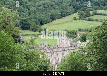 Abbaye de Reivaulx vue depuis les terrasses et les temples au nord Yorkshire Moors Angleterre Banque D'Images