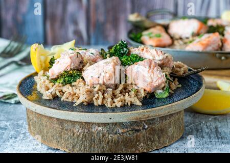 Saumon et brocoli pilaf garni de quartiers de citron Banque D'Images