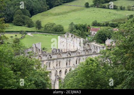 Abbaye de Reivaulx vue depuis les terrasses et les temples au nord Yorkshire Moors Angleterre Banque D'Images