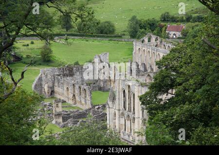 Abbaye de Reivaulx vue depuis les terrasses et les temples au nord Yorkshire Moors Angleterre Banque D'Images