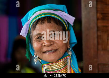 Portrait en gros plan d'une femme Kayan âgée portant des bagues de cou traditionnelles en laiton, Lake Inle, canton de Nyaungshwe, district de Taunggyi, État de Shan, Myanmar Banque D'Images