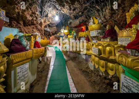Statues de Bouddha à l'intérieur des grottes de Shwe Oo min, Kalaw, canton de Kalaw, district de Taunggyi, État de Shan, Myanmar Banque D'Images