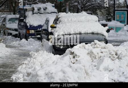 Montréal,Québec,Canada,janvier 17,2021.rangée de voitures garées sur une rue enneigée à l'intérieur Montréal,Québec,Canada.crédit:Mario Beauregard/Alamy News Banque D'Images