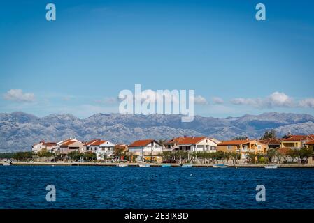 Vue sur la ville de l'autre côté de la mer, Nin, une ville du comté de Zadar, Dalmatie, Croatie Banque D'Images