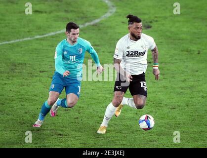 Lewis Cook (à gauche) de l'AFC Bournemouth et Colin Kazim-Richards du comté de Derby se battent pour le ballon lors du match du championnat Sky Bet à Pride Park, Derby. Date de la photo: Mardi 19 janvier 2021. Banque D'Images