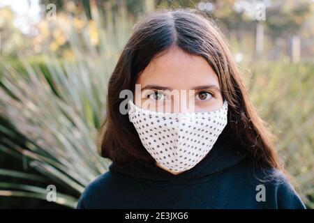 Portrait d'UNE fille Tween portant UN masque facial en tissu Avec un motif d'étoiles Banque D'Images