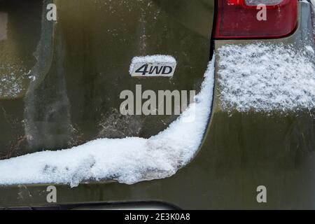 une abréviation 4wd - quatre roues motrices - sur le dos de voiture vert sale, avec de la neige Banque D'Images