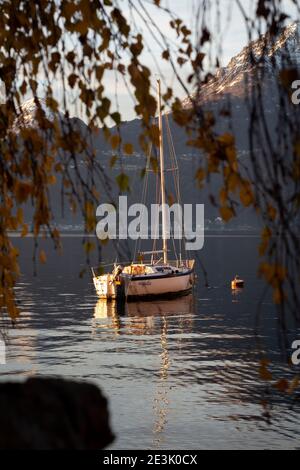 Voilier sur le lac de Côme au coucher du soleil, en Italie. Automne Banque D'Images