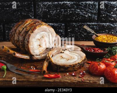 Rôti de bœuf haché roulé, porc, agneau, rouleau de viande, épices, gros plan Banque D'Images
