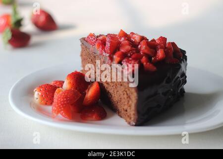 Tranche de gâteau au chocolat avec ganache au chocolat et garnie de frais Fraises pour un jour de Saint Valentin et un jour de fête de Noël Banque D'Images