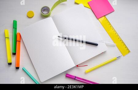 Ouvrez un planificateur de journal à puces vierge avec des pages pointillées et un stylo. Concept de planification et d'organisation des femmes Banque D'Images