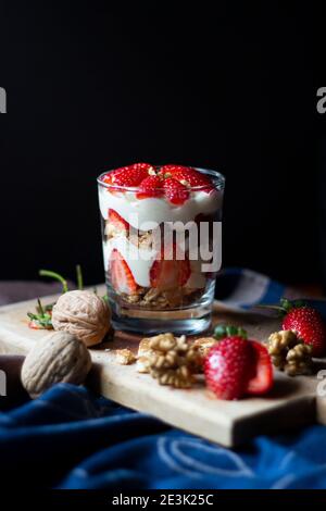 Dessert magnolia fraise et crème dans une tasse en verre. Banque D'Images