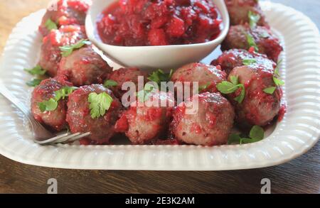 Boulettes de viande chaudes avec sauce aux canneberges sur une assiette blanche Banque D'Images