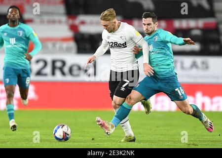 DERBY, ANGLETERRE. LE 19 JANVIER : Lewis Cook de l'AFC Bournemouth foules Kamil Jozwiak du comté de Derby lors du match de championnat Sky Bet entre le comté de Derby et Bournemouth au Pride Park, Derby le mardi 19 janvier 2021. (Credit: Jon Hobley | MI News) Credit: MI News & Sport /Alay Live News Banque D'Images