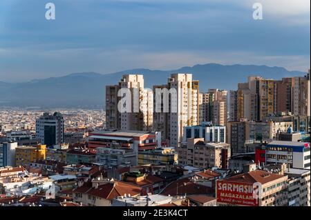 BURSA, TURQUIE - 10 DÉCEMBRE 2020 : vue panoramique avec des coulds spectaculaires et le ciel depuis la ville de Bursa en Turquie depuis le tombeau d'Osman Gazi Banque D'Images