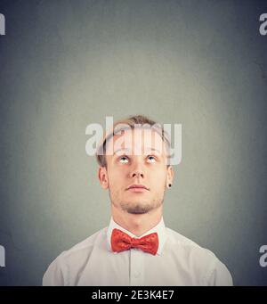 Portrait d'un jeune homme qui pense regarder vers le haut Banque D'Images