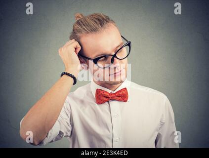 Portrait d'un jeune homme qui pense en lunettes, regardant vers le bas Banque D'Images