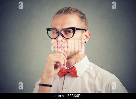 Portrait d'un jeune homme sceptique et attentif qui regarde l'appareil photo Banque D'Images