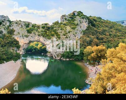 La rivière Ardèche sous un pont de pierre naturel appelé Pont d'Arc, en France. Banque D'Images