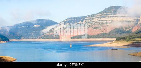 Paysage du marais de Sau avec son église. Tourisme à Sau Reservoir, Osona, Barcelone, Catalunya, Espagne. Scène panoramique d'une journée ensoleillée depuis un marais Banque D'Images