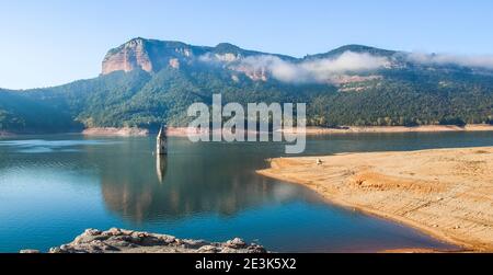 Réservoir SAU. Paysage montagneux panoramique du réservoir de Sau avec son église historique en une journée ensoleillée. Tourisme à Osona, Barcelone, Catalogne, S Banque D'Images