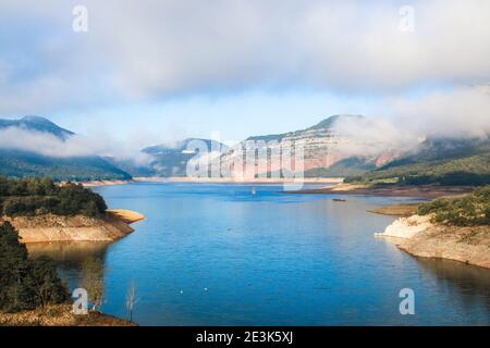 Paysage du réservoir de Sau, Osona, Barcelone, Catalunya, Espagne. Belle scène colorée d'une journée ensoleillée depuis un marais avec de l'eau bleue dans une montagne Banque D'Images