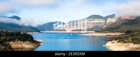 Paysage du réservoir de Sau, Osona, Barcelone, Catalunya, Espagne. Belle scène panoramique d'une journée ensoleillée depuis un marais avec de l'eau bleue dans une montagne Banque D'Images