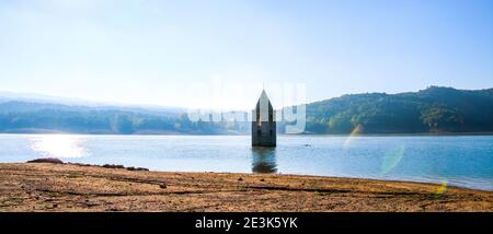 Église du marais de Sau. Réservoir SAU. Paysage panoramique du marais de Sau par une journée ensoleillée. Tourisme à Osona, Barcelone, Catalogne, Espagne. Banque D'Images