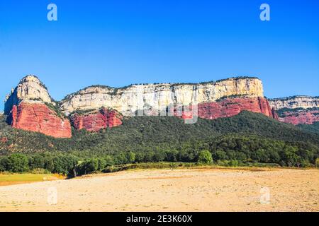 Les falaises de Tavertet et de Collsacabra dans le réservoir de Sau par une journée ensoleillée. Tourisme à Osona, Barcelone, Catalogne, Espagne. Banque D'Images