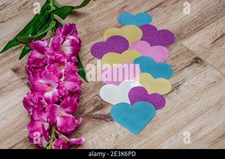 Cartes à l'occasion de la Saint-Valentin, de la Fête des mères, de la Fête des femmes ou de l'anniversaire, espace pour le texte, coeurs colorés à paillettes, boîtes à bijoux Banque D'Images